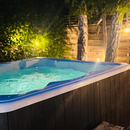 Wakacyjny Z Podgrzewanym Basenem I Jacuzzi Pod Gwiazdami, Studnica, Insko, 