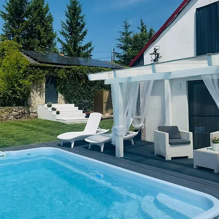Prázdninový dům Z Jacuzzi I Basenem, Therapeutica Studnica *