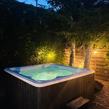 Wakacyjny Z Podgrzewanym Basenem I Jacuzzi Pod Gwiazdami, Studnica, Insko, 