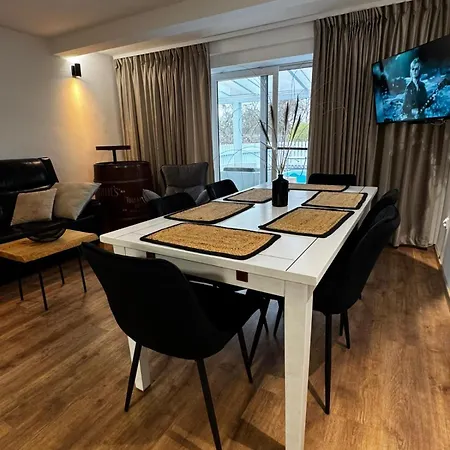 Wakacyjny Z Podgrzewanym Basenem I Jacuzzi Pod Gwiazdami, Studnica, Insko, 