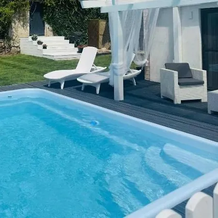 Wakacyjny Z Podgrzewanym Basenem I Jacuzzi Pod Gwiazdami, Studnica, Insko, 