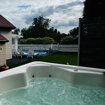 Wakacyjny Z Podgrzewanym Basenem I Jacuzzi Pod Gwiazdami, Studnica, Insko, 